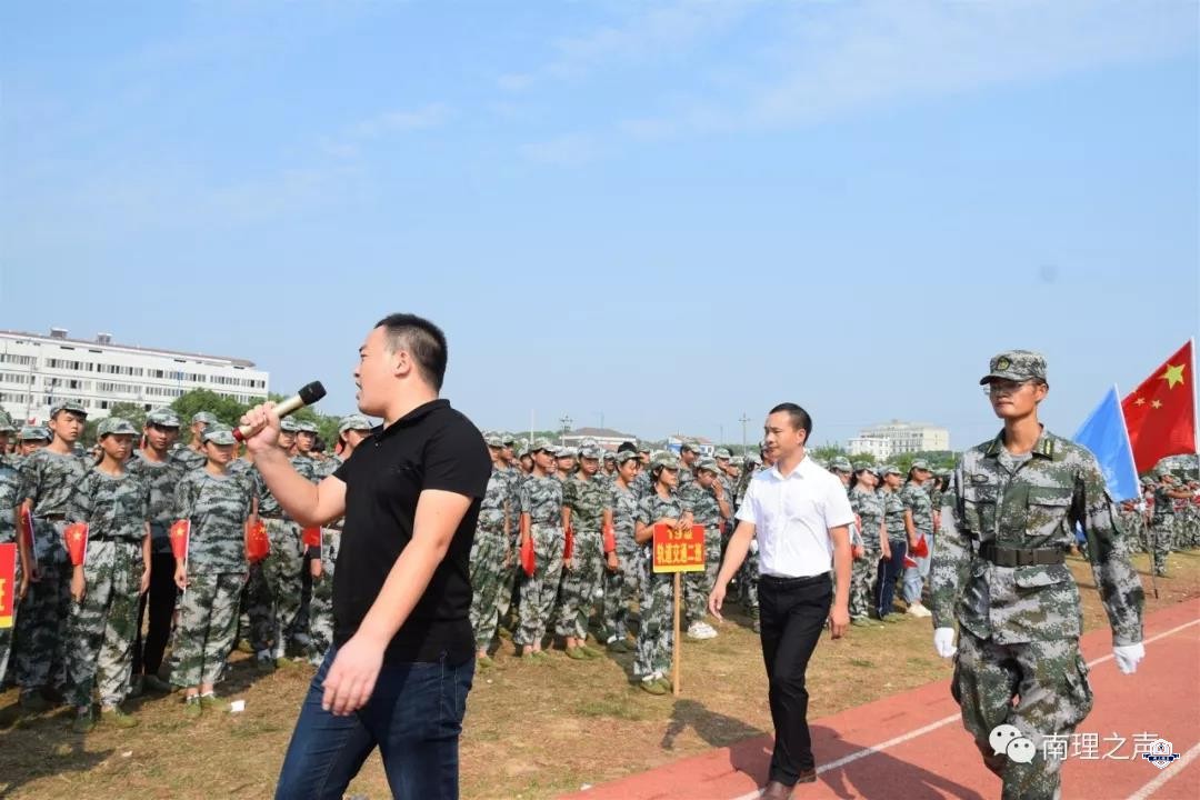 我校隆重举行“我和我的祖国，庆祝新中国成立70周年”2019级新生军训会操暨开学典礼(图4)